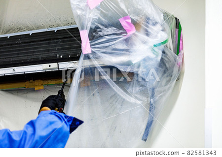 Wall-mounted air conditioner cleaning work 82581343