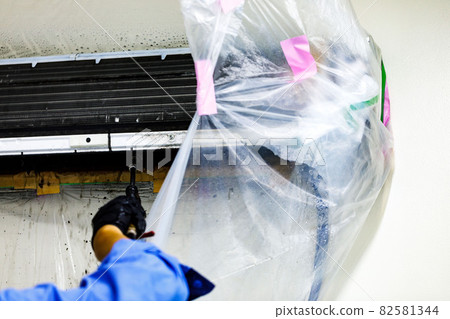 Wall-mounted air conditioner cleaning work 82581344