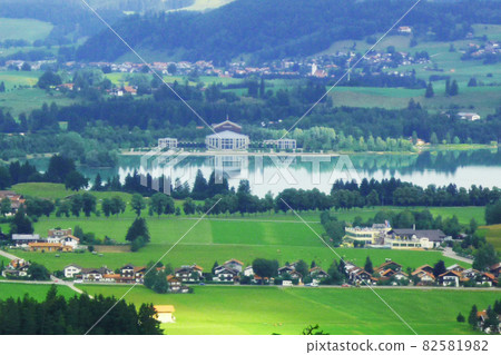 從山頂拍攝的歐洲城市景觀 從山頂拍攝的歐洲城市景觀 82581982