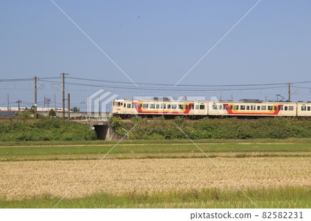 Joetsu Shinkansen E4 series and Shin-Etsu main line 115 series rapid trains going through the Niigata plain 82582231