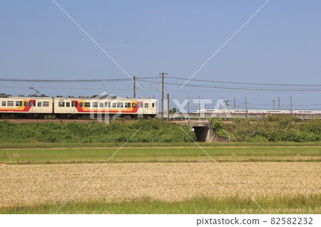 Joetsu Shinkansen E4 series and Shin-Etsu main line 115 series rapid trains going through the Niigata plain 82582232