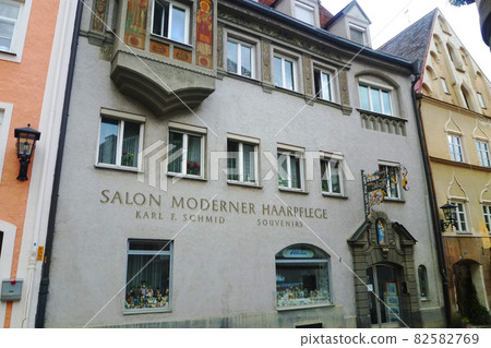 歐洲和德國中世紀街道上的商店 82582769