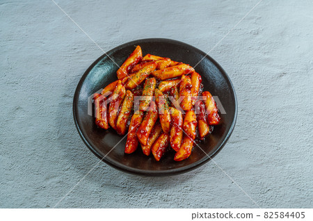 Oil tteokbokki Korean food on a black plate 82584405