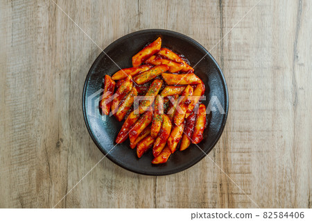 Oil tteokbokki Korean food on a black plate 82584406