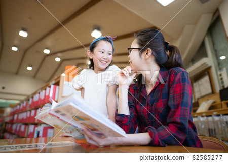 Parents and children reading books 82585277