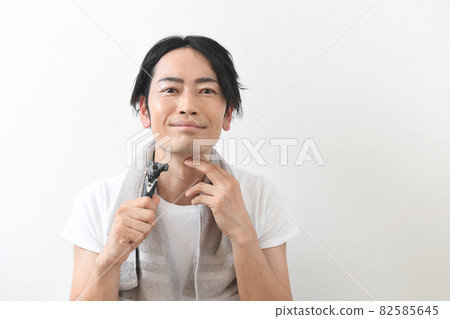 Young man shaving (skin care image) 82585645