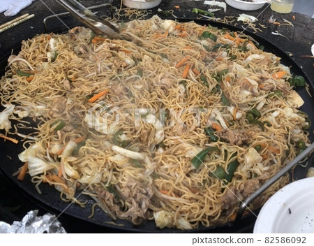 夏季燒烤的大炒麵 夏季燒烤的大炒麵 82586092