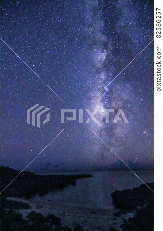 Milky Way extending from the horizon Miyakojima 82586257