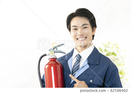 一個拿著滅火器微笑的男人 一個拿著滅火器微笑的男人 82586402