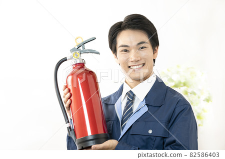 一個拿著滅火器微笑的男人 一個拿著滅火器微笑的男人 82586403