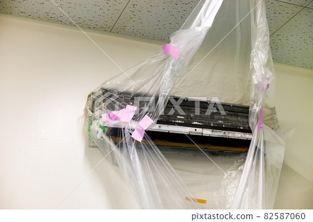 Empty equipment air conditioner cleaning work 82587060