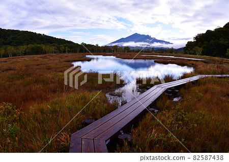 Hiuchigatake 反映在秋天的尾瀨和池潭 82587438