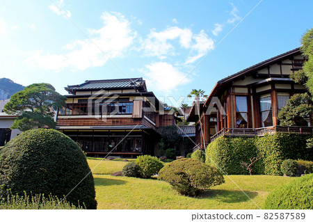[Shizuoka] Kiunkaku's modern Japanese-style architecture seen from the Atami garden in autumn 82587589