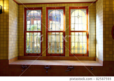 [Shizuoka] Fashionable windows in the Roman-style bathroom of Kiunkaku in Atami in autumn 82587593