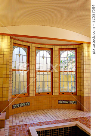 [靜岡] 秋天熱海紀云閣的羅馬浴室和時尚的窗戶 82587594