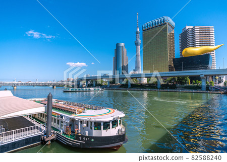 Tokyo cityscape of Japan, overlooking the water bus, Irisu, Hotaluna (in the back of the screen), Sumida River, etc. Tokyo cityscape of Japan, overlooking the water bus, Irisu, Hotaluna (in the back of the screen), Sumida River, etc. 82588240