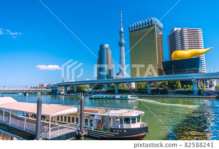 Tokyo cityscape of Japan, overlooking the water bus, Irisu, Hotaluna (in the back of the screen), Sumida River, etc. 82588241