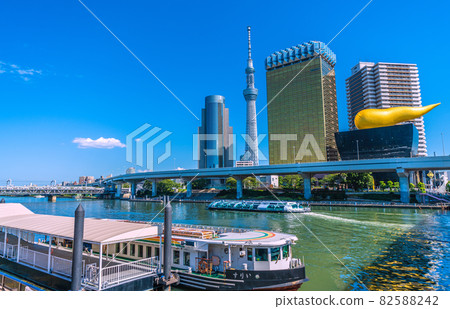 日本東京城市景觀，俯瞰水上巴士、Irisu、Hotaluna（在屏幕背面）、隅田川等。 82588242