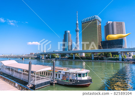 Tokyo cityscape of Japan, overlooking the water bus, Irisu, Sumida River, Sumida River Walk, limited express, etc. 82589104