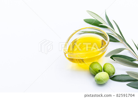 在帶有復制空間的白色背景上拍攝的橄欖油照片 在帶有復制空間的白色背景上拍攝的橄欖油照片 82591704