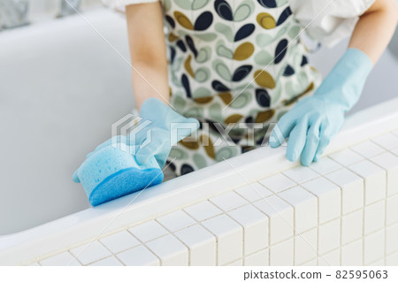 一個女人用海綿清潔浴缸 82595063