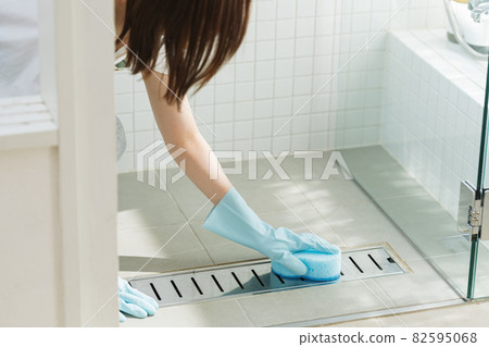 Woman cleaning the bathroom with a sponge 82595068