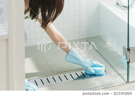 Woman cleaning the bathroom with a sponge 82595069