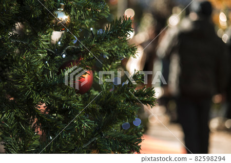 Christmas decorations in the city 82598294