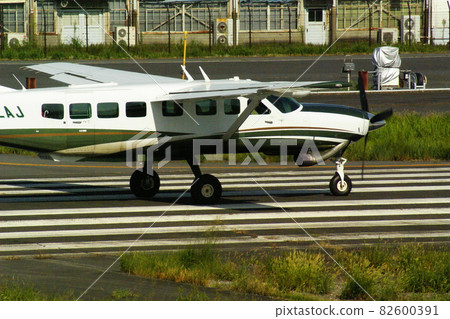 彩色飛機機場航空（2021年9月註冊） 82600391