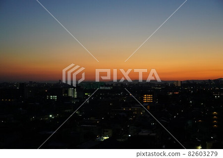 大城市附近住宅區的日出 82603279