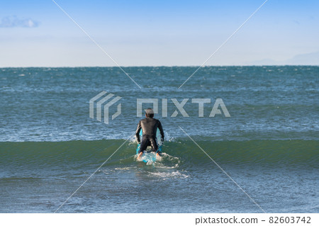 [Surfers waiting for the waves] 82603742