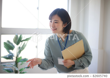 女僱員與粘合劑 女僱員與粘合劑 82605740