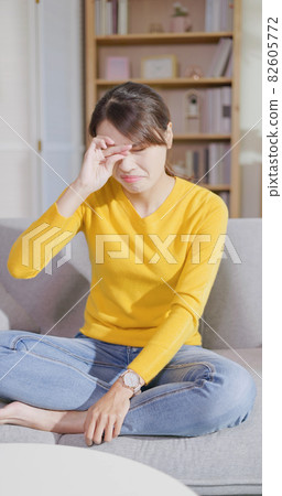 woman rubbing her eyes 82605772