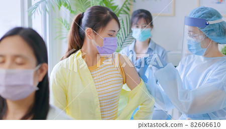 woman has inject vaccine 82606610