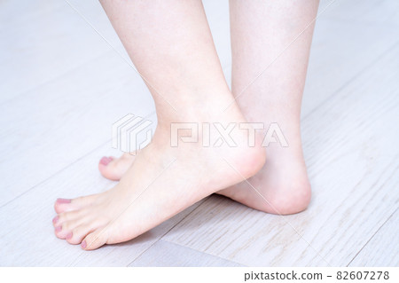 Barefoot women's feet [parts cut] 82607278