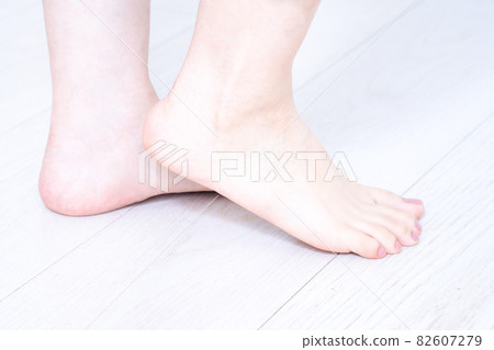 Barefoot women's feet [parts cut] 82607279