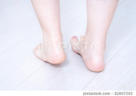 Barefoot women's feet [parts cut] 82607283