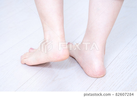 Barefoot women's feet [parts cut] 82607284