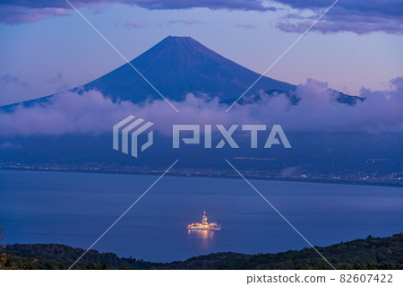 （靜岡縣）黎明時分，漂浮在富士山駿河灣的深地探測船“地急”號 82607422