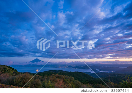 (Shizuoka Prefecture) Deep-earth exploration vessel "Chikyu" floating in Suruga Bay, Mt. Fuji, dawn (Shizuoka Prefecture) Deep-earth exploration vessel "Chikyu" floating in Suruga Bay, Mt. Fuji, dawn 82607424