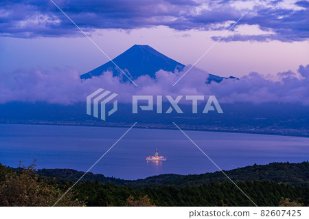 (Shizuoka Prefecture) Deep-earth exploration vessel "Chikyu" floating in Suruga Bay, Mt. Fuji, dawn (Shizuoka Prefecture) Deep-earth exploration vessel "Chikyu" floating in Suruga Bay, Mt. Fuji, dawn 82607425