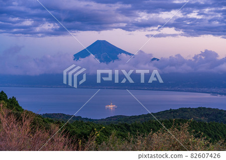 (Shizuoka Prefecture) Deep-earth exploration vessel "Chikyu" floating in Suruga Bay, Mt. Fuji, dawn 82607426