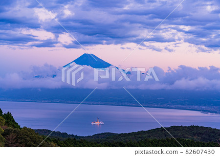 (靜岡縣)黎明時分,漂浮在富士山駿河灣的深地探測船“地急”號 (靜岡縣)黎明時分,漂浮在富士山駿河灣的深地探測船“地急”號 82607430