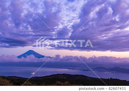 (靜岡縣)黎明時分,漂浮在富士山駿河灣的深地探測船“地急”號 (靜岡縣)黎明時分,漂浮在富士山駿河灣的深地探測船“地急”號 82607431