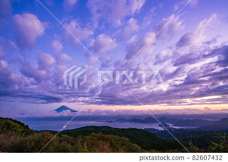 （靜岡縣）黎明時分，漂浮在富士山駿河灣的深地探測船“地急”號 82607432