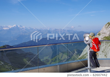 一個痴迷於望遠鏡世界的女孩 82607442