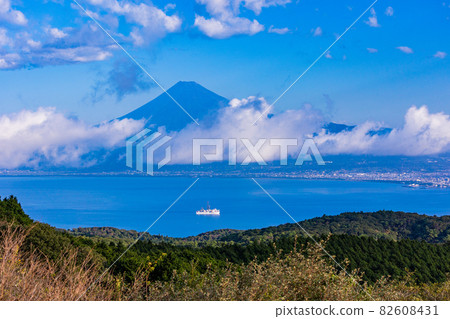 (Shizuoka Prefecture) Deep-sea exploration vessel "Chikyu" floating in Suruga Bay in the early morning, Mt. Fuji over the sea 82608431