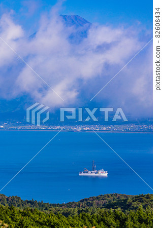 (靜岡縣)清晨漂浮在駿河灣的深海探索船“地急”,海上的富士山 (靜岡縣)清晨漂浮在駿河灣的深海探索船“地急”,海上的富士山 82608434
