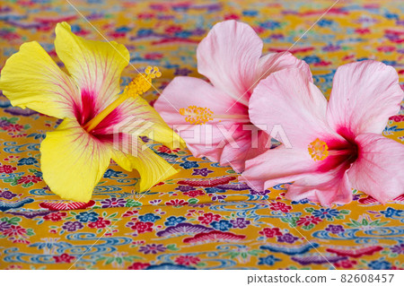 Mincer weave and pink and yellow hibiscus Mincer weave and pink and yellow hibiscus 82608457