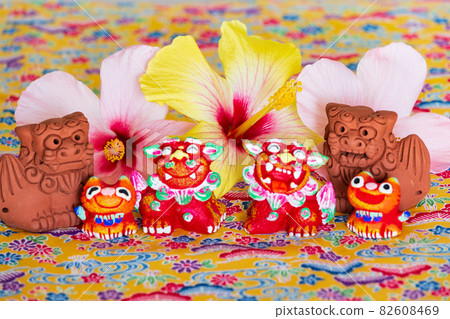 Hibiscus and Shisa riding on Mincer weave 82608469